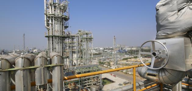 عملية تقطير النفط الخام وتجميع الغاز