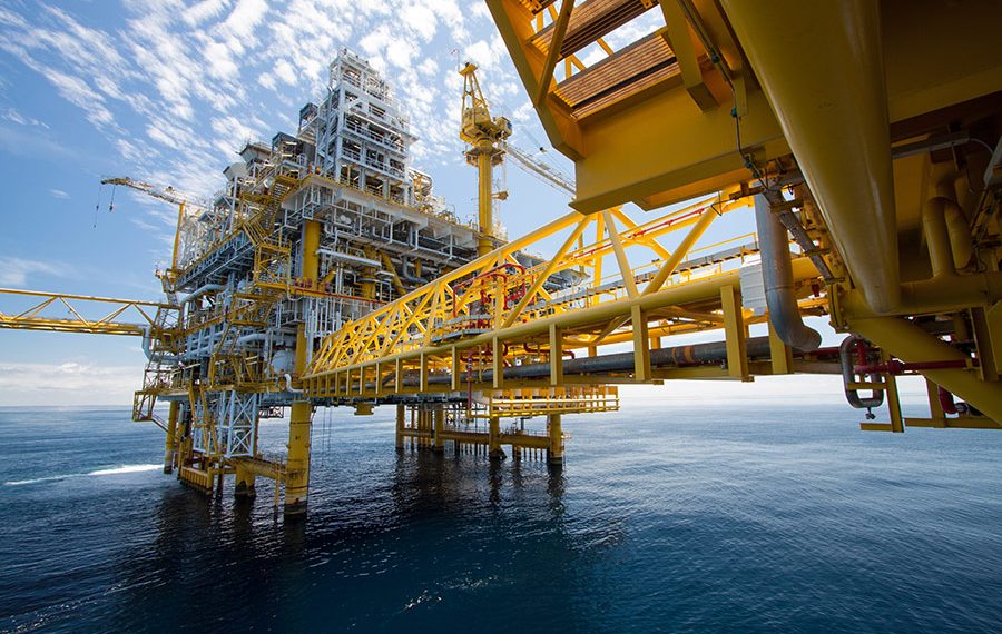 إدارة المخاطر واتخاذ القرارات الإستراتيجية خلال إنتاج النفط والتنقيب عنه